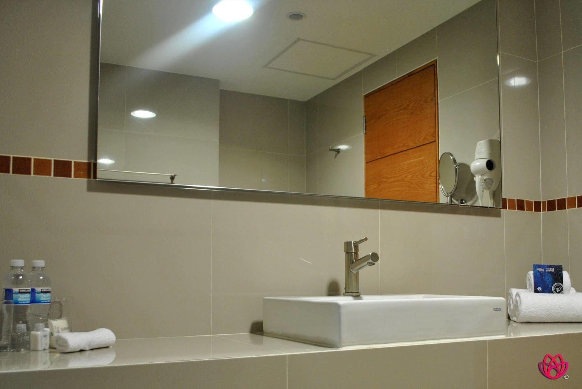 Hotel Y Tu Expo กัวดาลาฮารา ภายนอก รูปภาพ